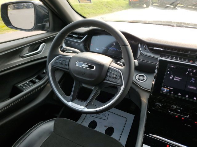 Used 2023 Jeep Grand Cherokee Altitude AWD/4WD image 18