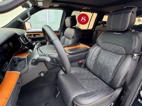 Used 2024 Jeep Grand Wagoneer Series III AWD/4WD image 12