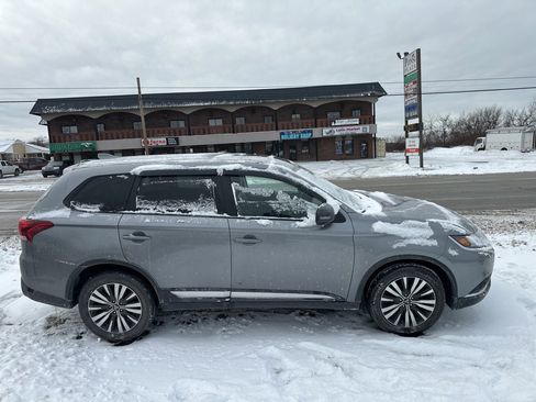 Used 2020 Mitsubishi Outlander SE image 2