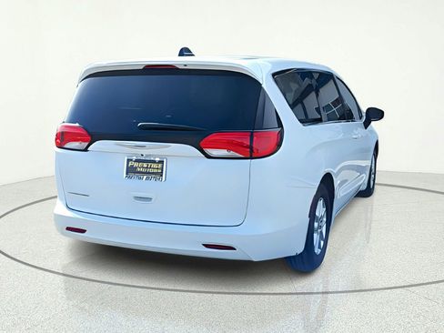 Used 2022 Chrysler Voyager LX FWD image 7