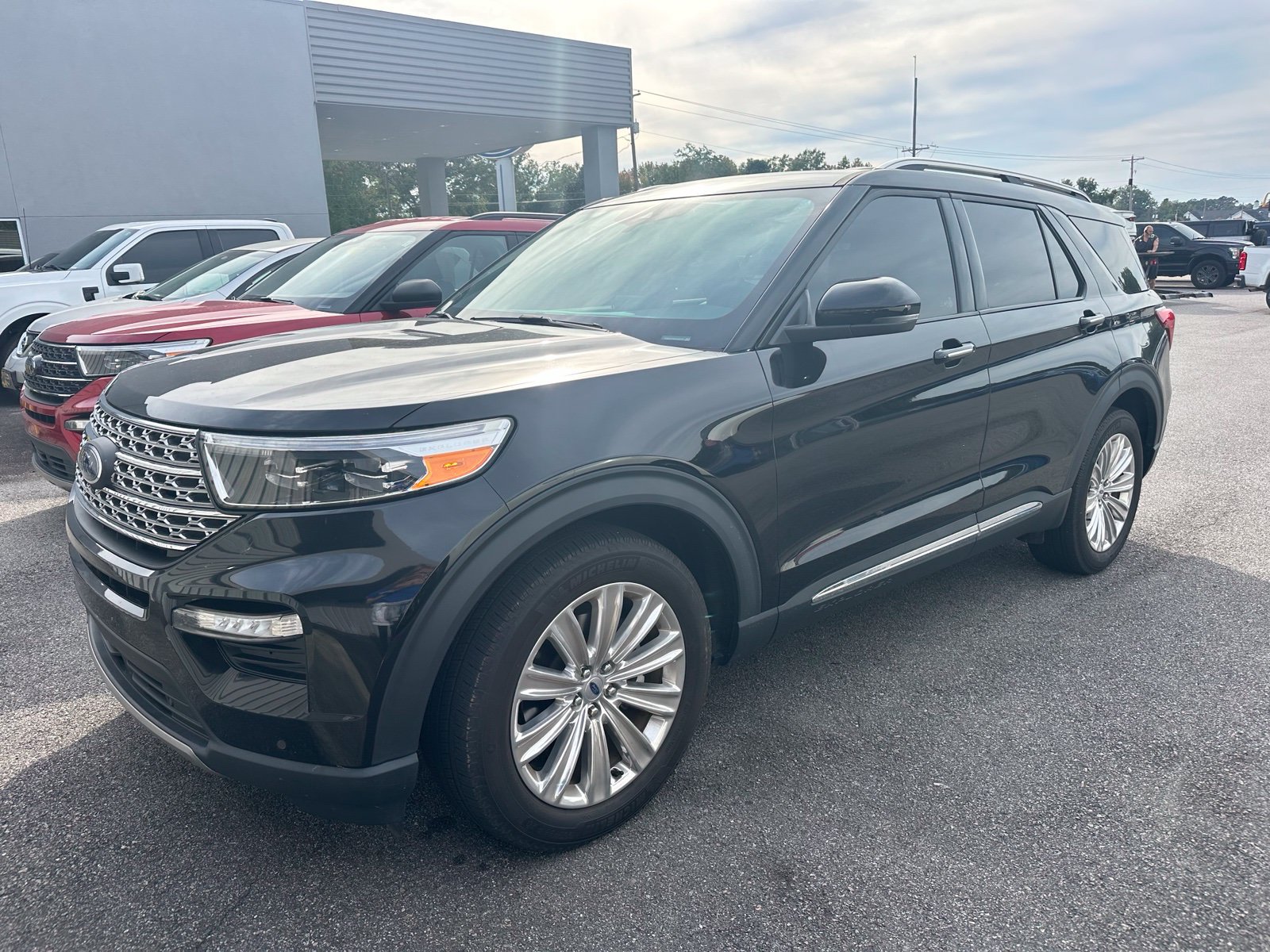 Used 2024 Ford Explorer Limited w/ Limited Technology Package RWD image 1