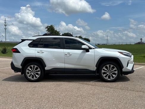 Used 2023 Toyota RAV4 XLE Premium FWD image 4