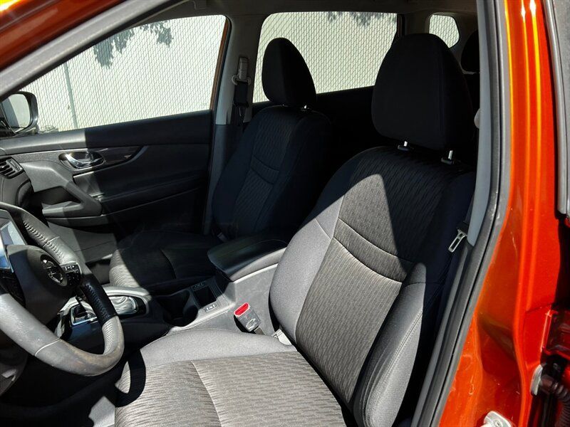 Used 2017 Nissan Rogue SV AWD/4WD image 16