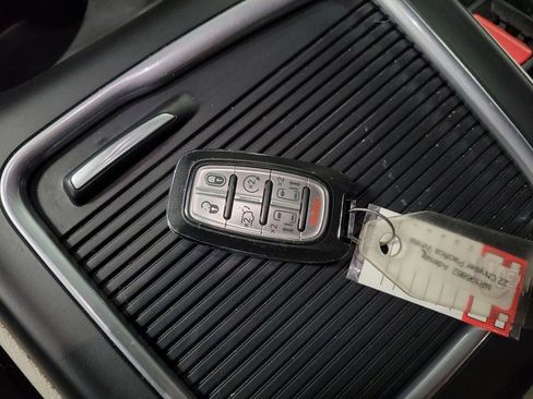 Used 2022 Chrysler Pacifica Touring-L image 15