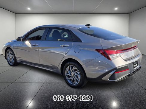 Used 2024 Hyundai Elantra SEL image 5