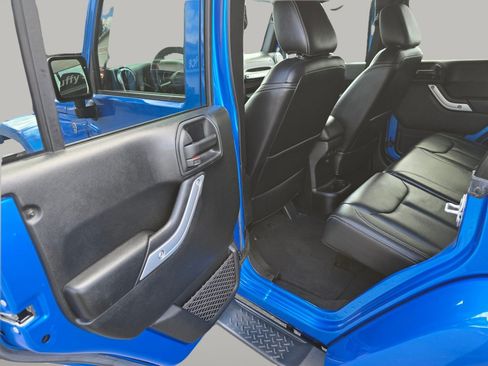 Used 2016 Jeep Wrangler Unlimited Sahara w/ Connectivity Group AWD/4WD image 21
