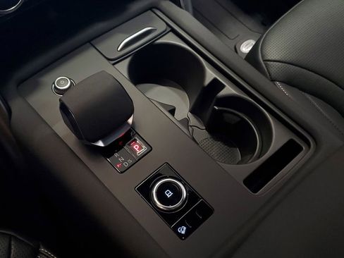 Used 2025 Land Rover Discovery Dynamic SE image 26