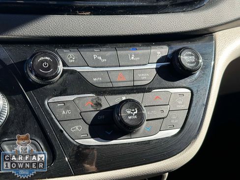 Used 2023 Chrysler Pacifica Touring-L FWD image 28