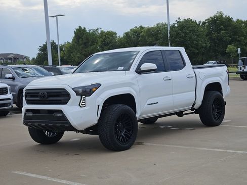 Used 2024 Toyota Tacoma SR5 AWD/4WD image 3