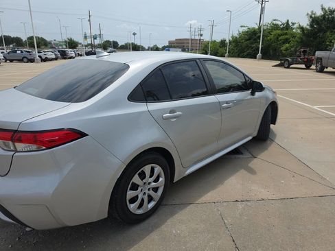 Used 2022 Toyota Corolla LE FWD image 3