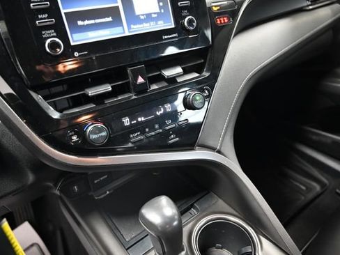 Used 2022 Toyota Camry SE image 18