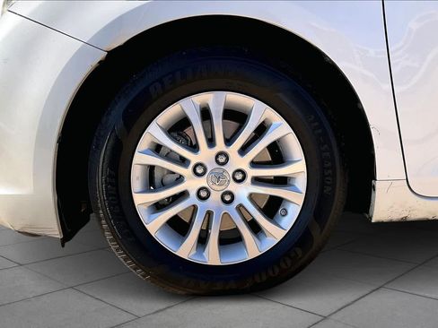 Used 2017 Toyota Sienna XLE image 9