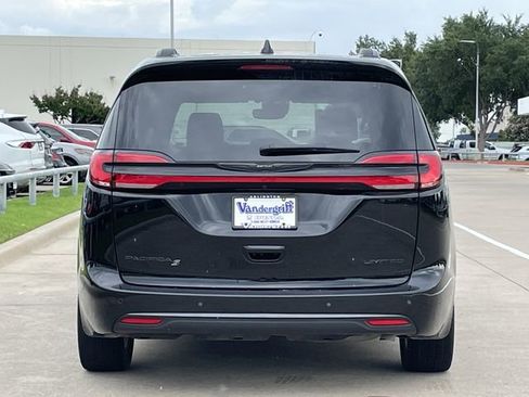 Used 2025 Chrysler Pacifica Limited FWD image 5