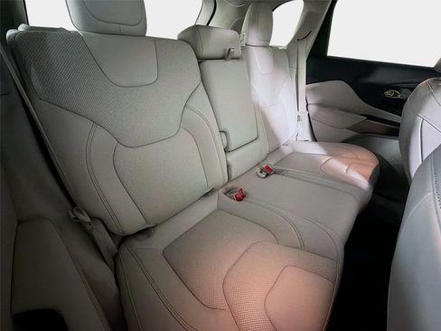 Used 2021 Jeep Cherokee Latitude Lux w/ Sun & Sound Group FWD image 25
