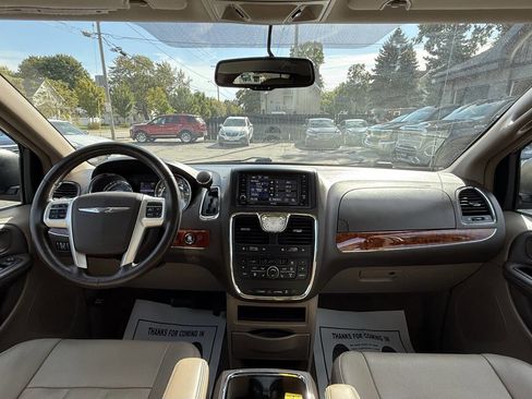 Used 2016 Chrysler Town & Country Touring w/ Driver Convenience Group image 28
