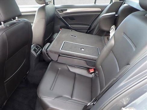 Used 2018 Volkswagen Golf SE image 8