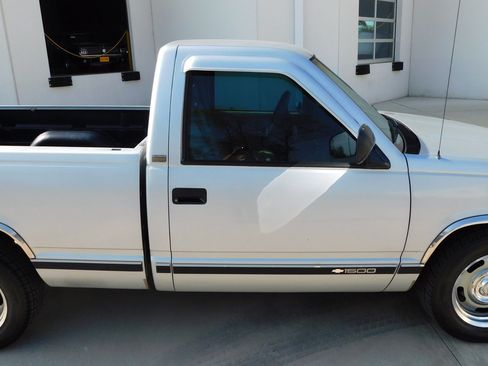 Used 1993 Chevrolet Silverado 1500 2WD Regular Cab image 31