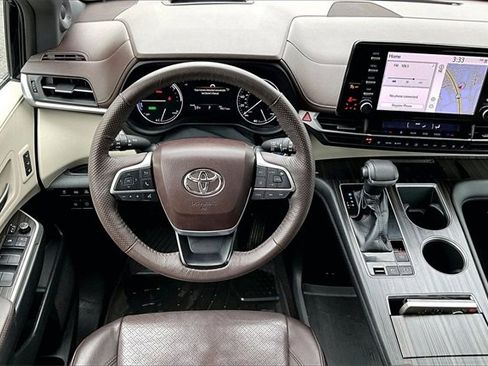 Used 2022 Toyota Sienna Platinum image 8