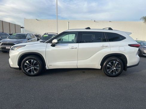 Used 2022 Toyota Highlander XLE image 2