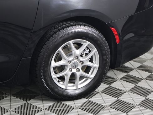 Used 2024 Chrysler Pacifica Touring-L image 51