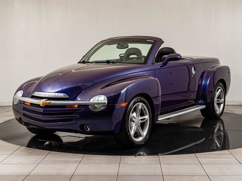 Used 2004 Chevrolet SSR w/ Preferred Equipment Group RWD image 2
