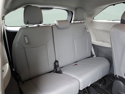 Certified 2024 Toyota Sienna Limited image 29