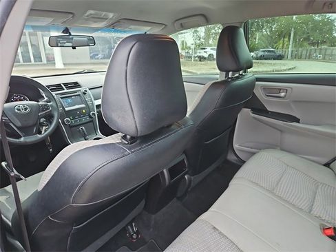 Used 2015 Toyota Camry SE image 11