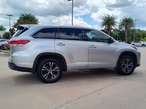 Used 2018 Toyota Highlander LE FWD image 10