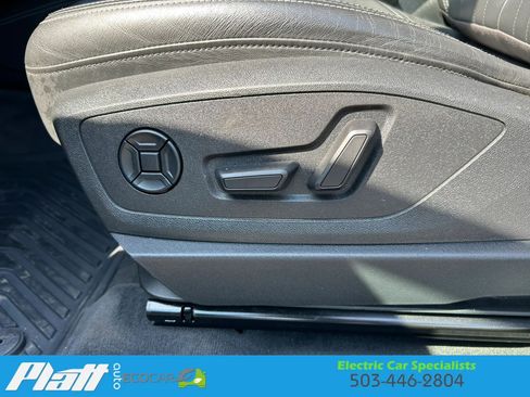 Used 2021 Audi e-tron Premium w/ Convenience Plus Package AWD/4WD image 28