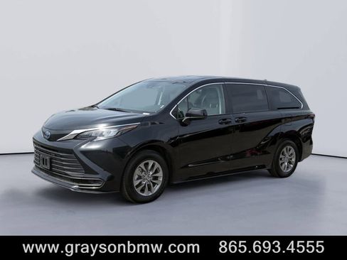 Used 2024 Toyota Sienna LE FWD image 7