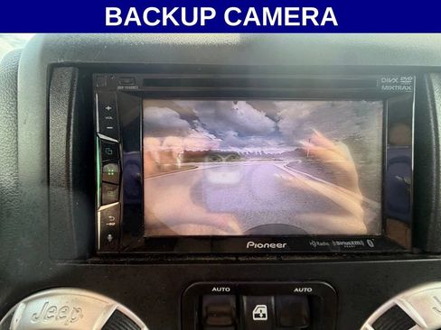 Used 2018 Jeep Wrangler Unlimited Sahara w/ Connectivity Group AWD/4WD image 3