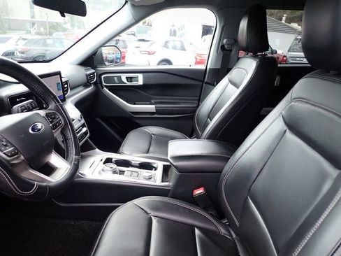 Used 2021 Ford Explorer XLT w/ Equipment Group 202A image 10