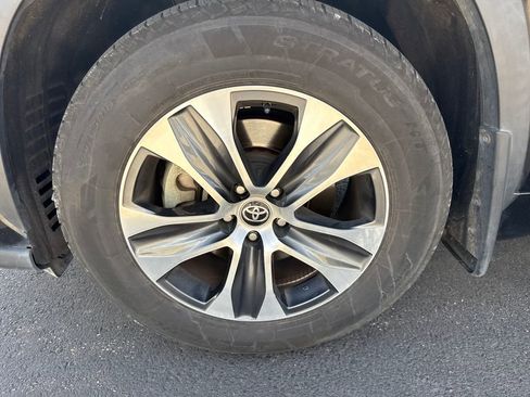 Used 2023 Toyota Highlander XLE image 32