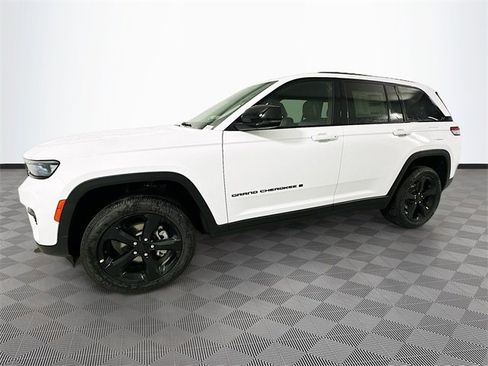 New 2025 Jeep Grand Cherokee Altitude image 23