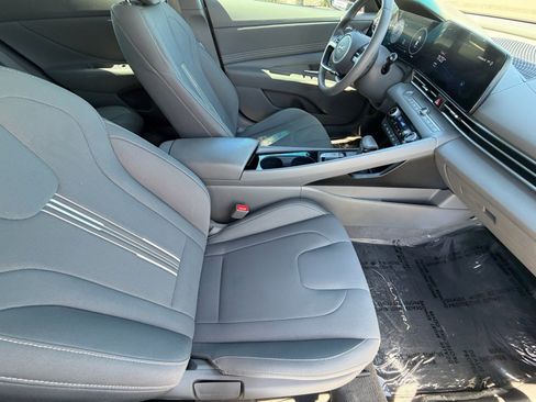 Used 2023 Hyundai Elantra SEL w/ Convenience Package image 11