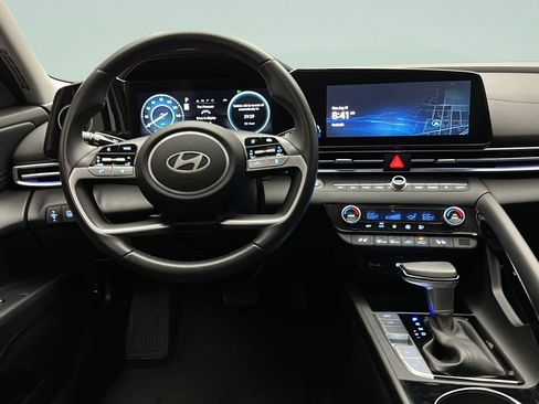 Certified 2025 Hyundai Elantra Limited FWD image 23