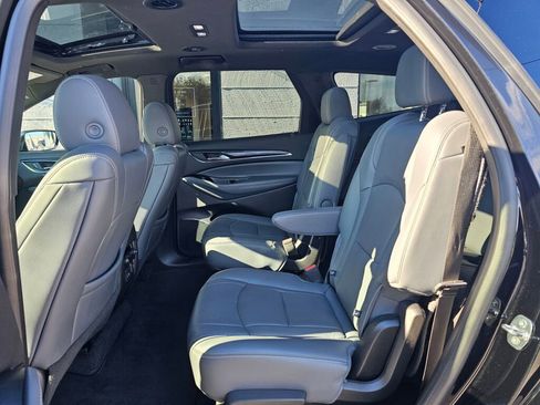 Used 2023 Buick Enclave Essence image 18