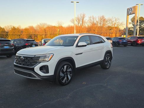 Used 2024 Volkswagen Atlas Cross Sport SE image 3