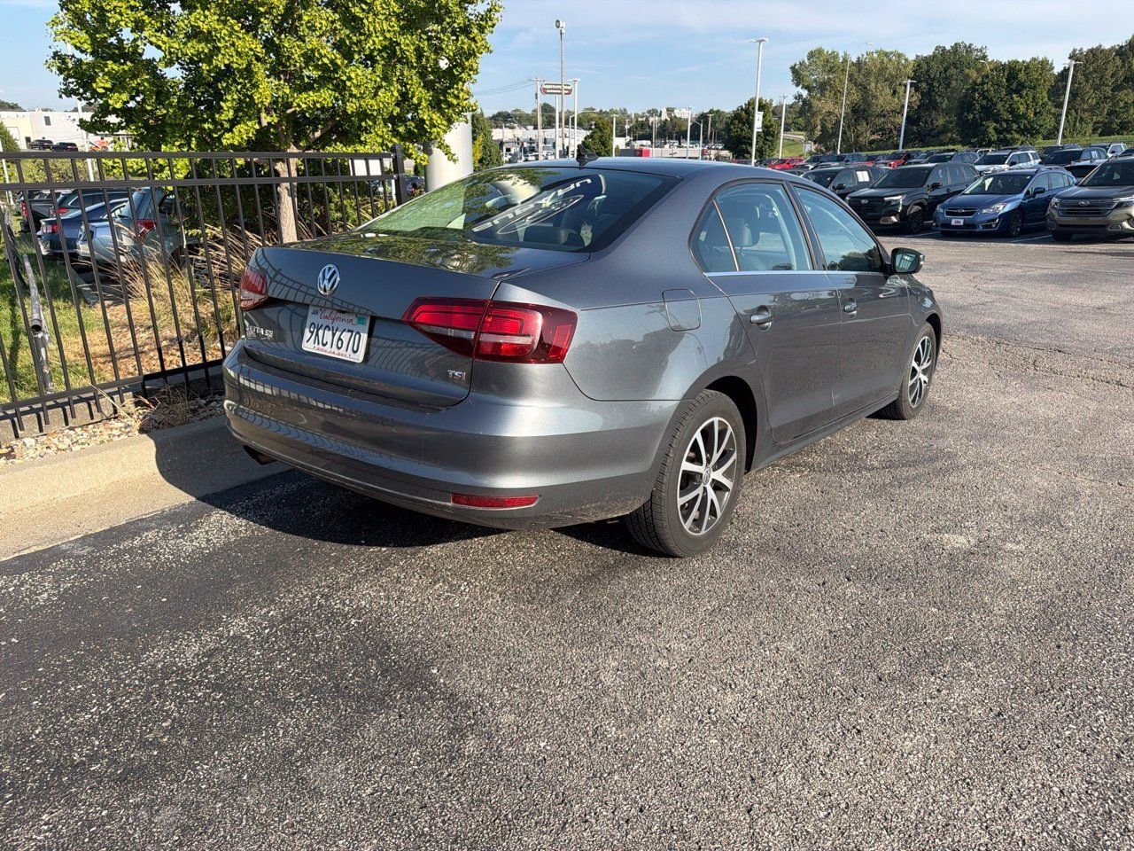 Used 2017 Volkswagen Jetta SE FWD image 4