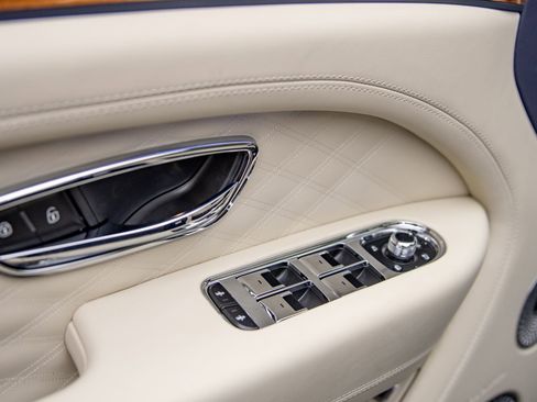 New 2025 Bentley Bentayga image 15