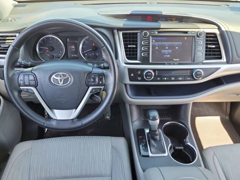 Used 2018 Toyota Highlander Plus w/ Carpet Mat Package (TMS) FWD image 11