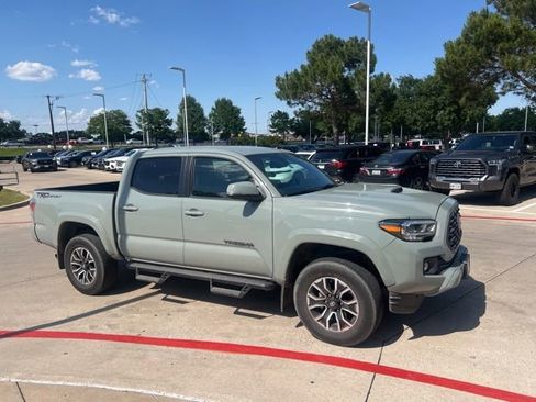 Used 2022 Toyota Tacoma TRD Sport w/ Technology Package RWD image 4
