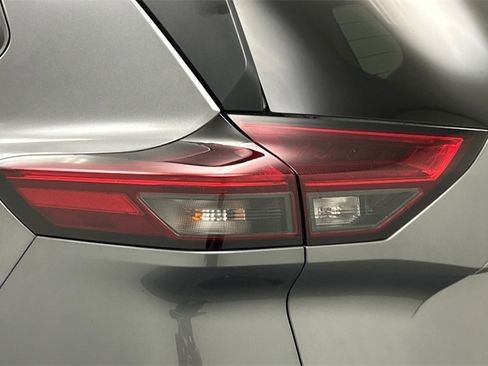 Used 2021 Nissan Rogue S image 23