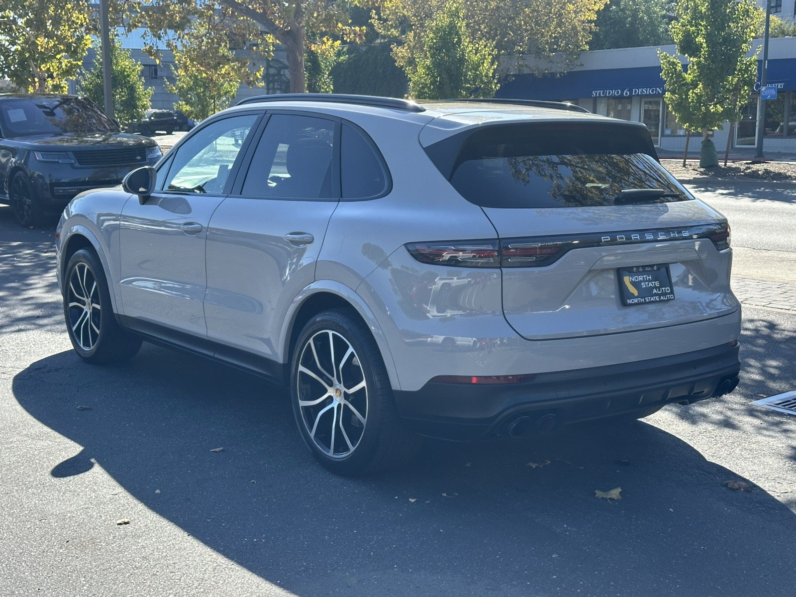 Used 2023 Porsche Cayenne w/ Premium Package AWD/4WD image 12
