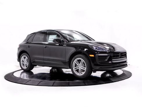 Certified 2026 Porsche Macan AWD/4WD image 9