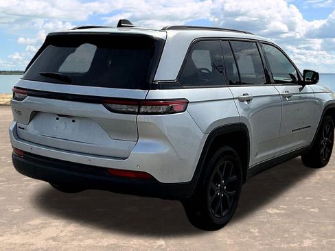 Used 2024 Jeep Grand Cherokee Altitude image 11