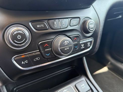 Used 2020 Jeep Cherokee Limited FWD image 29