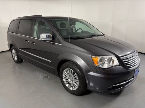 Used 2015 Chrysler Town & Country Touring-L image 2