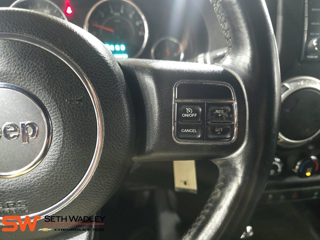 Used 2015 Jeep Wrangler Unlimited Sahara w/ Connectivity Group AWD/4WD image 18