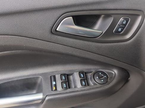 Used 2017 Ford Escape SE image 4